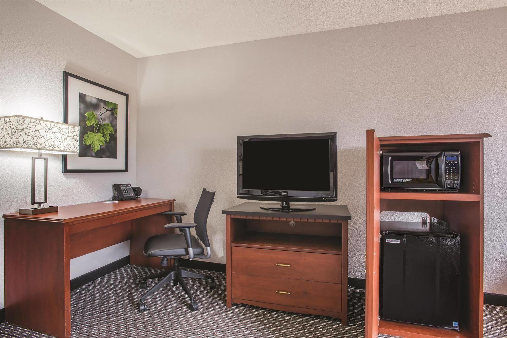 Hotel La Quinta By Wyndham Hartford Bradley Airport Windsor Locks Exterior foto