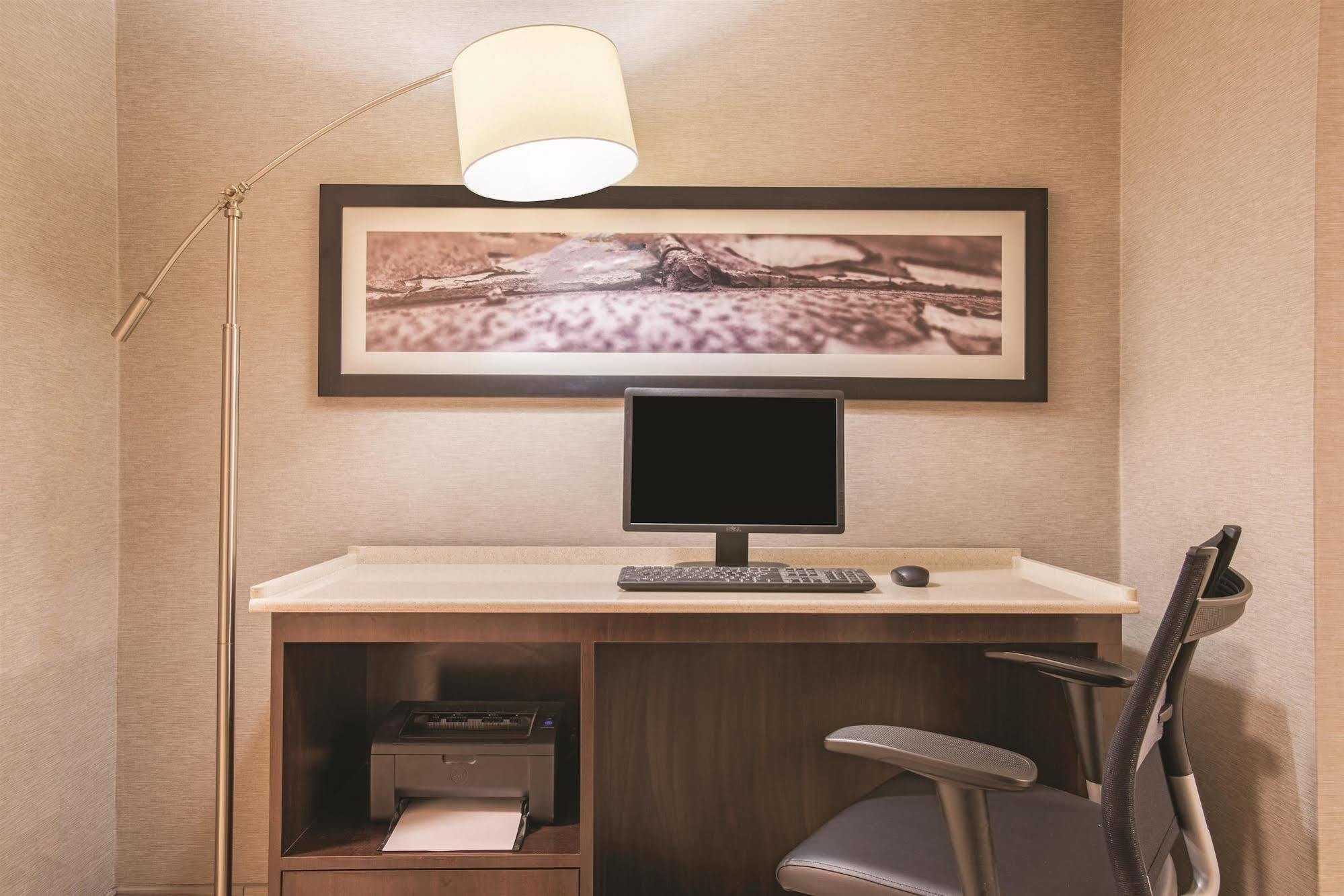 Hotel La Quinta By Wyndham Hartford Bradley Airport Windsor Locks Exterior foto